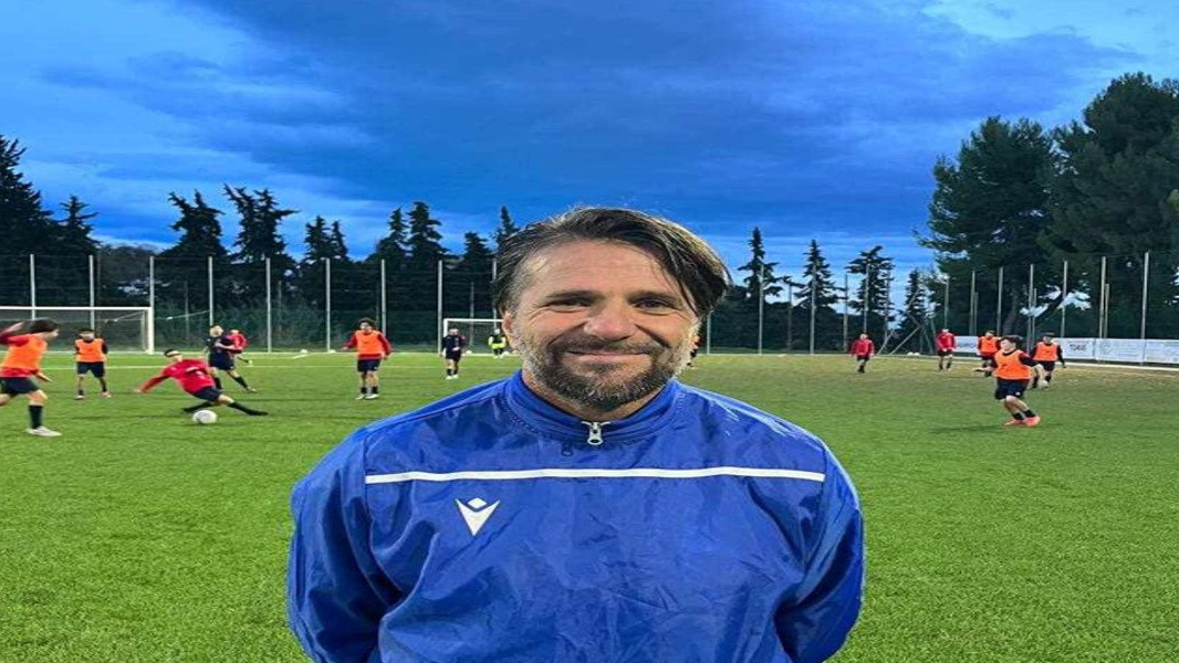 mister gaetano calvaresi dà consigli per calciare la palla in modo corretto